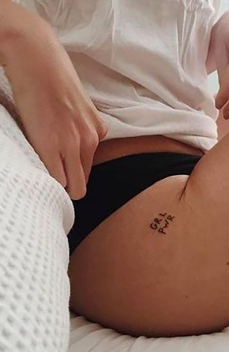 20 de tatuaje sexy pentru coapse pentru femei in 2020