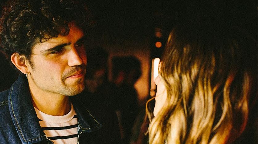 barbat si femeie vorbind in bar